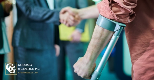 injured man shaking hands with a lawyer